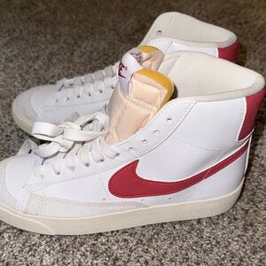 Nike blazers 77 brand new
Woman’s 6